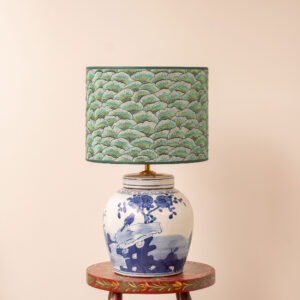 Azuralis lampenset met Corolles Green kap en blauw-witte Mei Lin voet. EMMS Studio