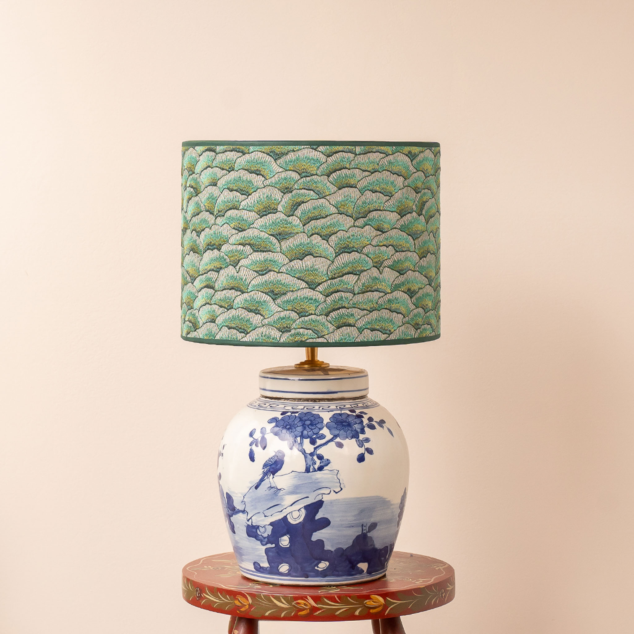 Azuralis lampenset met Corolles Green kap en blauw-witte Mei Lin voet. EMMS Studio