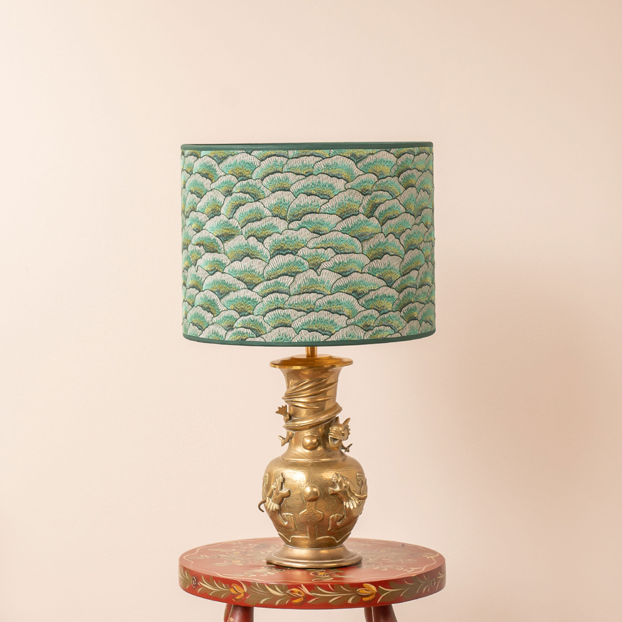 Bronti lampenset met Corolles Green kap en messing Ren voet. EMMS Studio