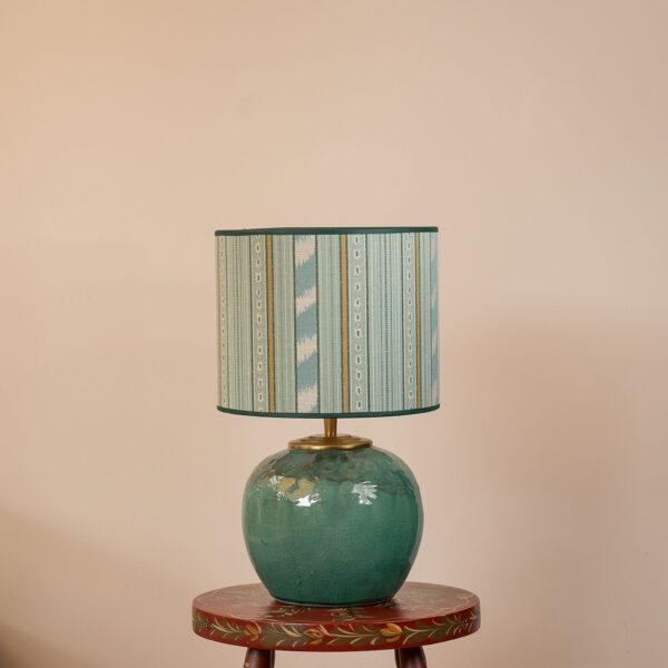 Calm Depths lampenset met blauwe Finesse kap en diepgroene Aoki voet. EMMS Studio