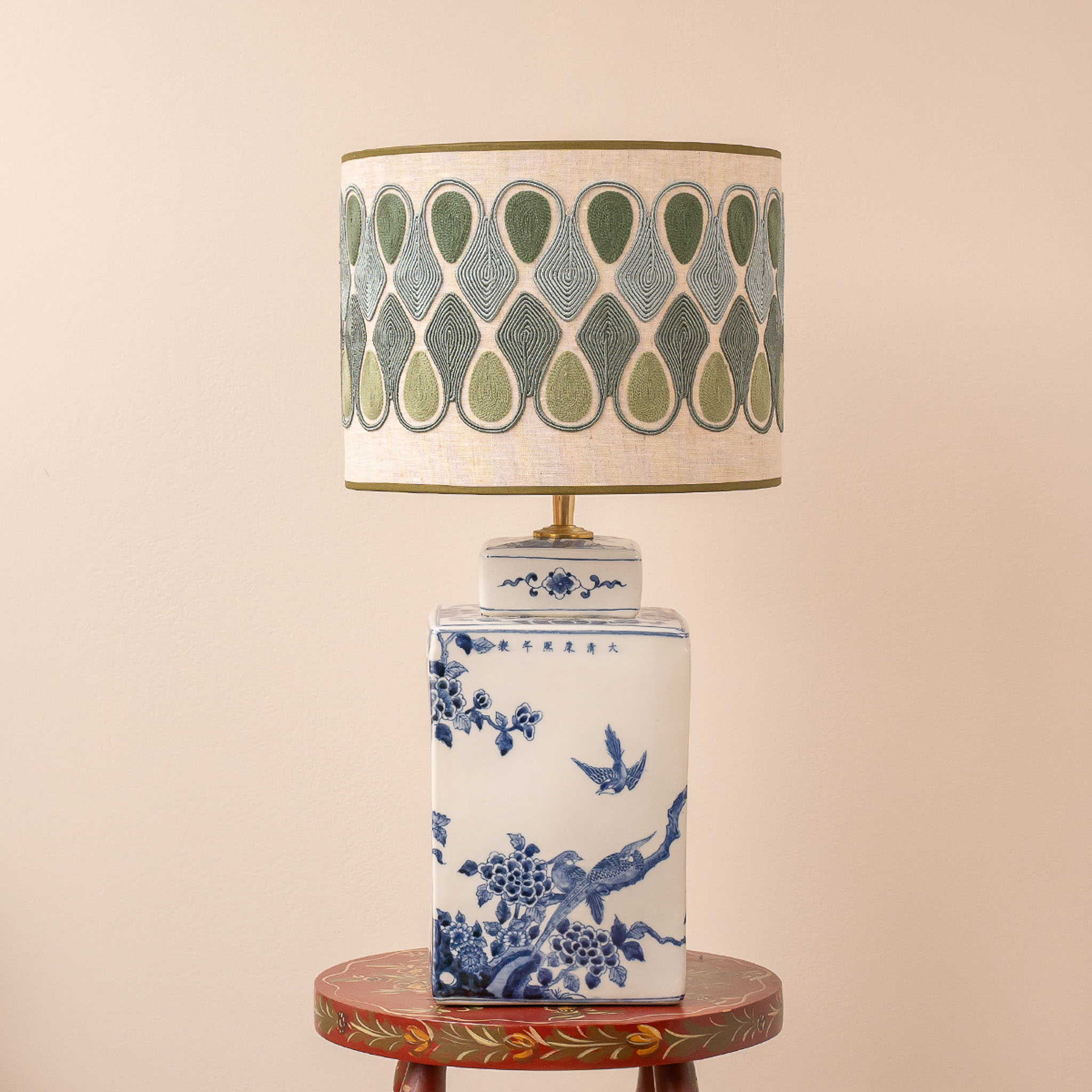 Deep Fern lampenset met groene Sierra kap en blauw-witte Bao voet. EMMS Studio