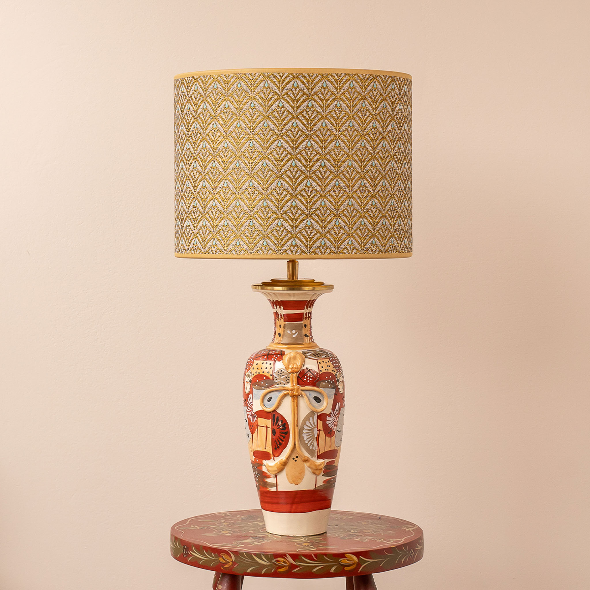 Ginshi lampenset met goudkleurige Fiora kap en Japanse Ayumi voet. EMMS Studio