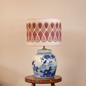 Indigo lampenset met roze Sierra kap en blauw-witte Mei Lin voet. EMMS Studio