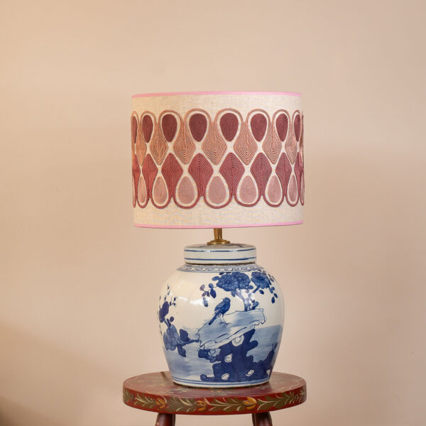 Indigo lampenset met roze Sierra kap en blauw-witte Mei Lin voet. EMMS Studio