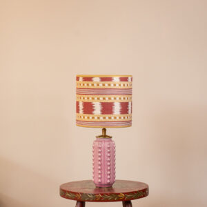 Mirel lampenset met geometrische Lyra kap en roze Rosa Pearl voet. EMMS Studio