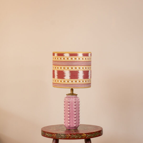 Mirel lampenset met geometrische Lyra kap en roze Rosa Pearl voet. EMMS Studio