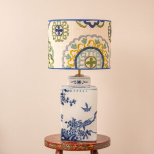 Mizu lampenset met blauwe Aiko kap en blauw-witte Bao voet. EMMS Studio