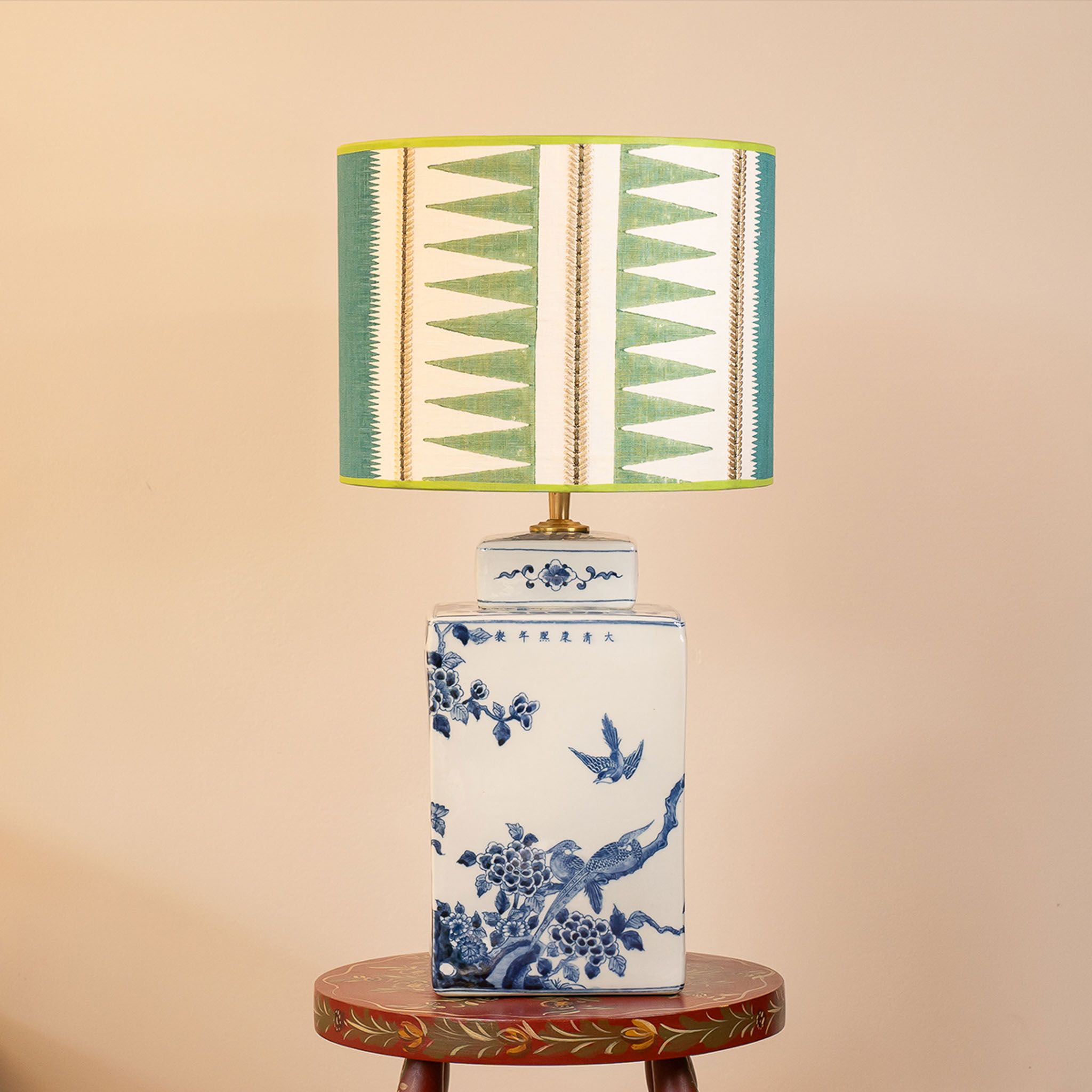 Ocean Mint lampenset met blauwe Satori kap en blauw-witte Bao voet. EMMS Studio