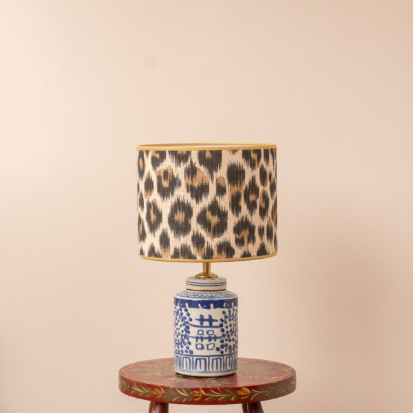 Panthère lampenset met panterprint Panora kap en blauw-witte Lian voet. EMMS Studio