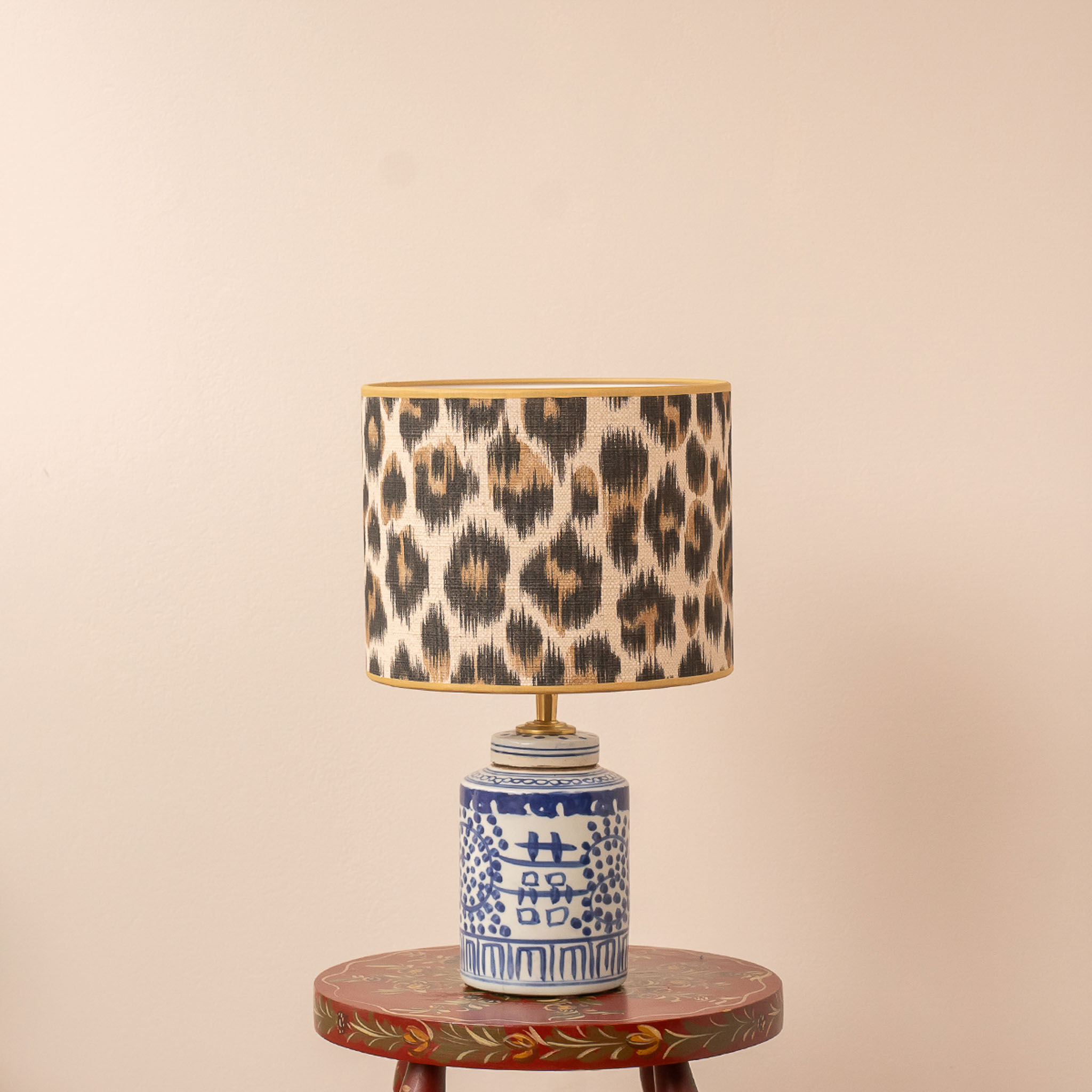 Panthère lampenset met panterprint Panora kap en blauw-witte Lian voet. EMMS Studio