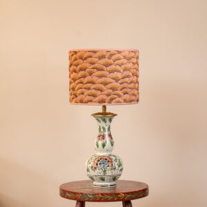 Rosalune lampenset met poederroze Corolles Rose kap en originele Delftsblauwe Flora voet. EMMS Studio