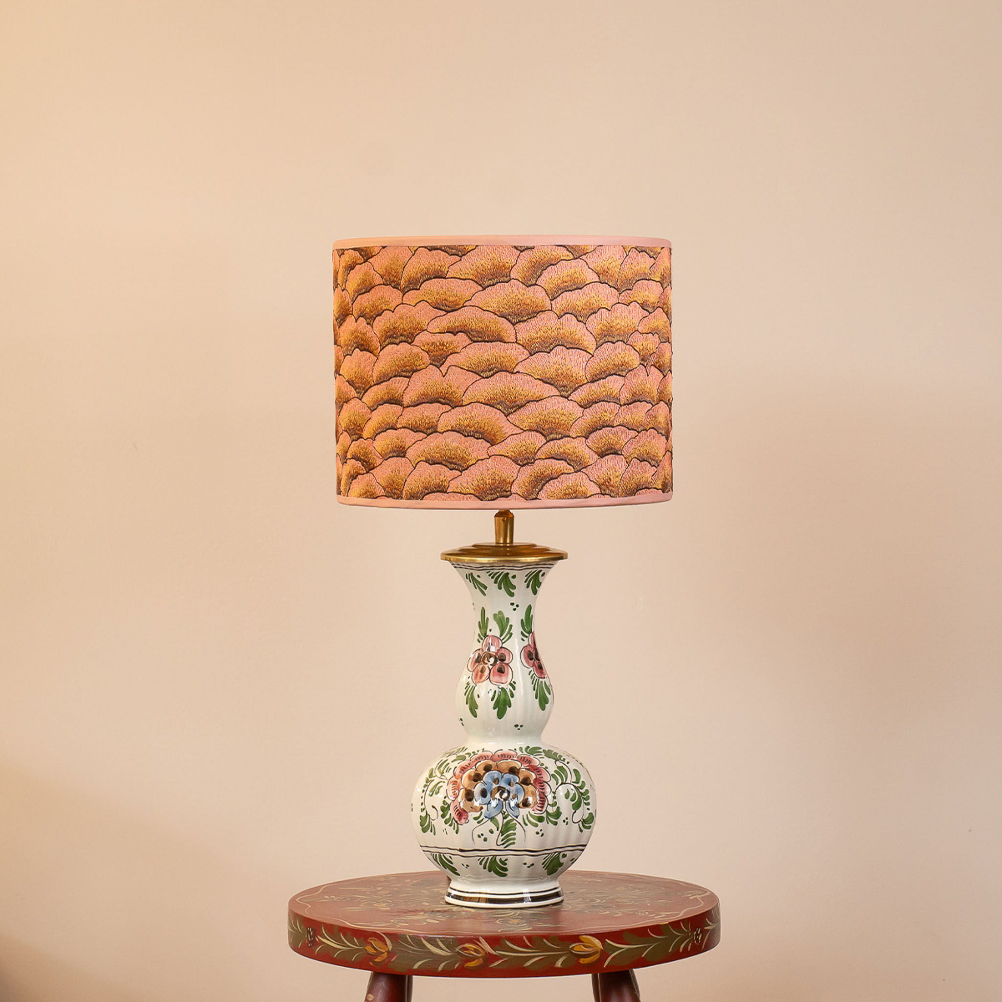 Rosalune lampenset met poederroze Corolles Rose kap en originele Delftsblauwe Flora voet. EMMS Studio