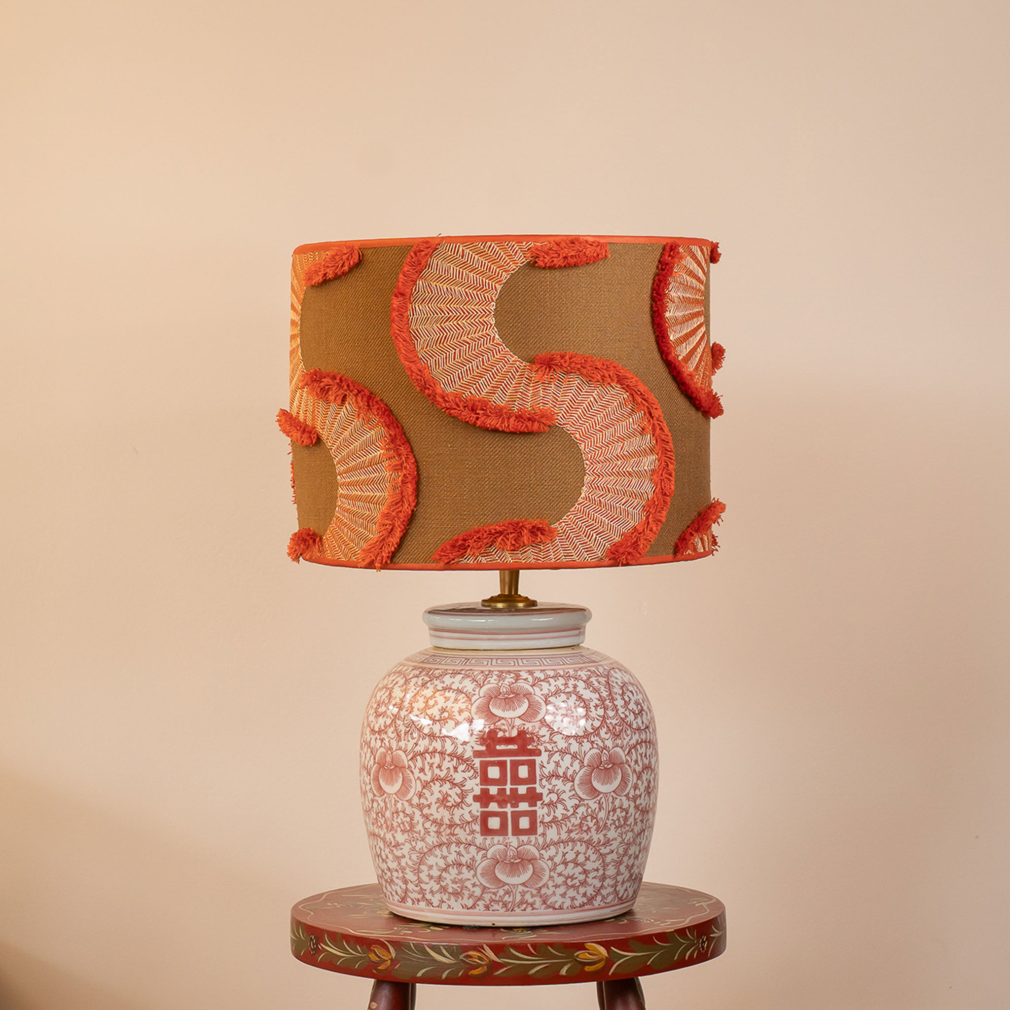 Rouvelle lampenset met Aurora Red kap en Sakura voet. EMMS Studio