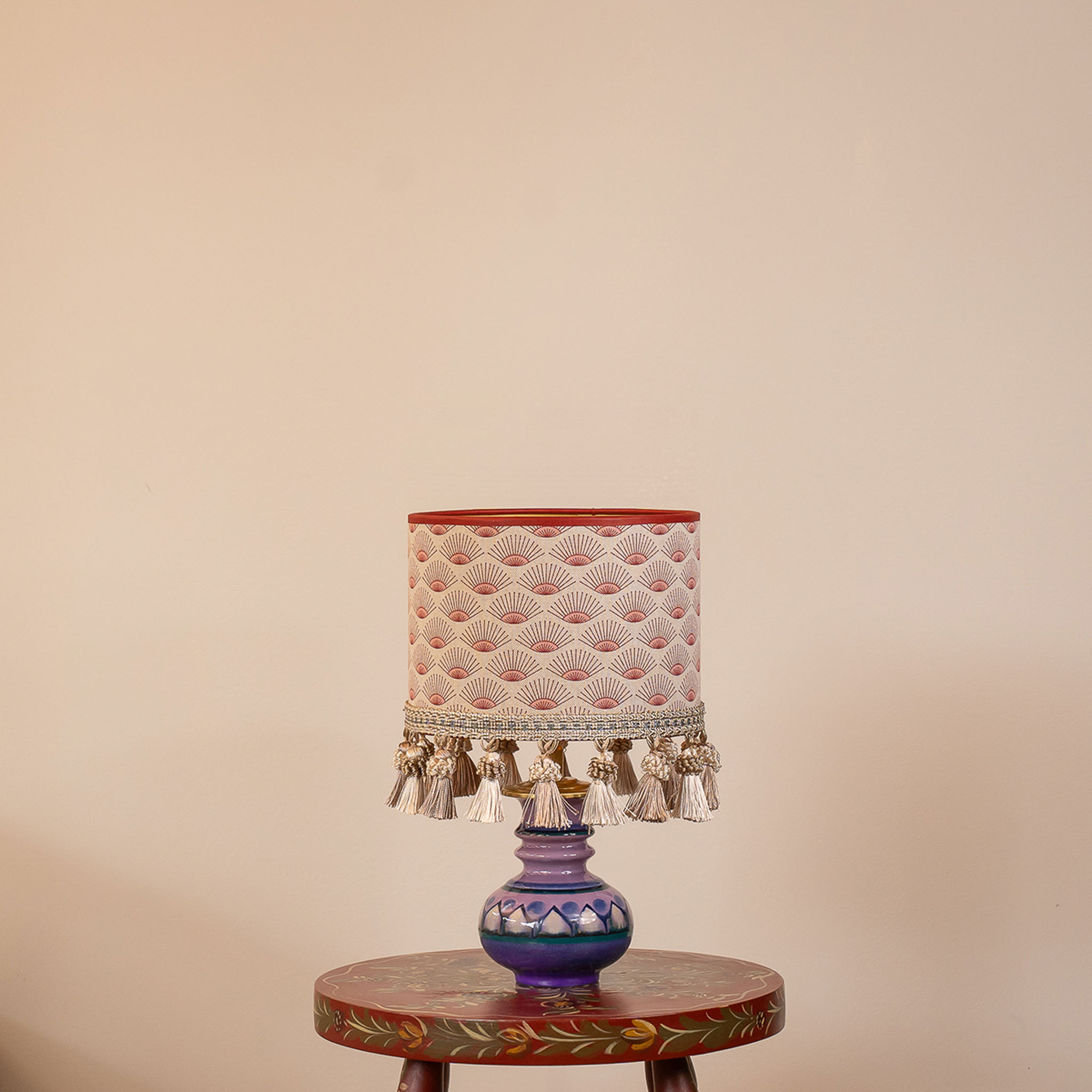 Velin lampenset met zachte Luna kap en paarse Amara voet. EMMS Studio