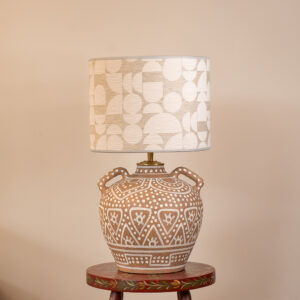 Warm Clay lampenset met organische Nura kap en terracotta Sienna voet. EMMS Studio