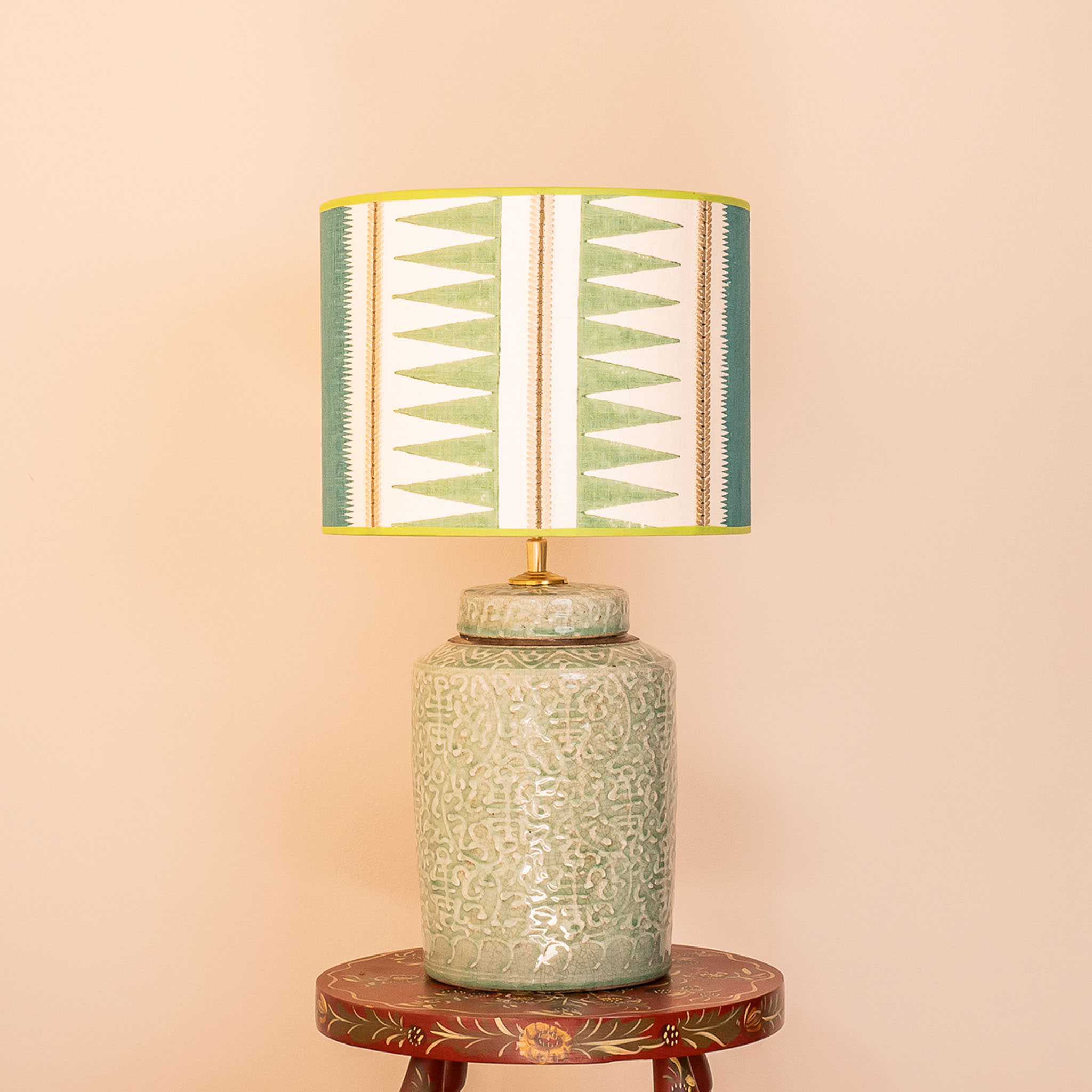 Aveline lampenset met Santori kap en lichtgroene Serana voet. EMMS Studio