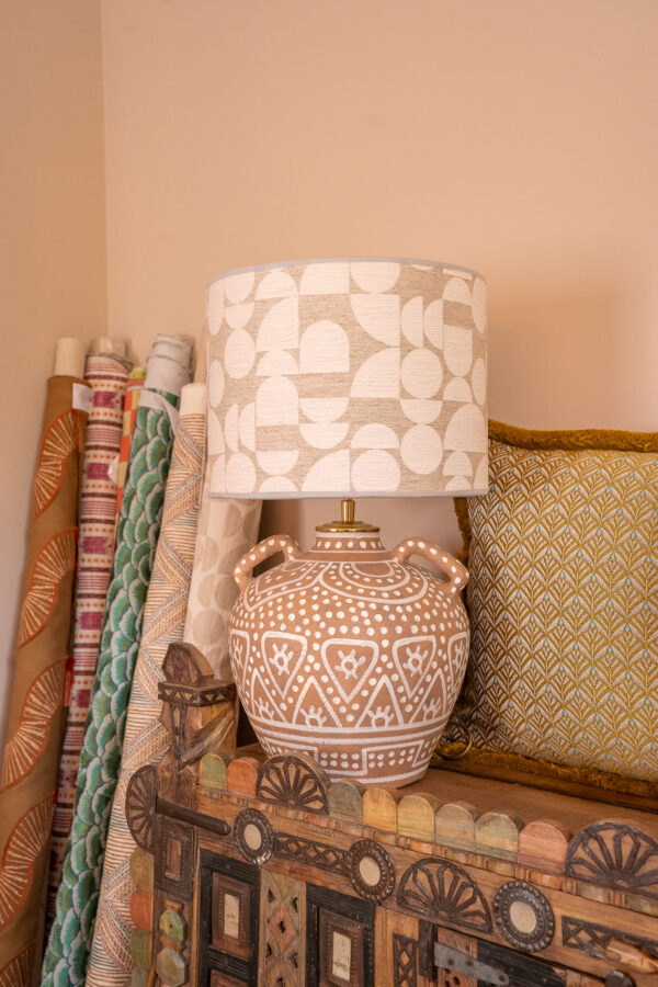 Lamp Nura en lampenkap Sienna EMMS Studio sfeer