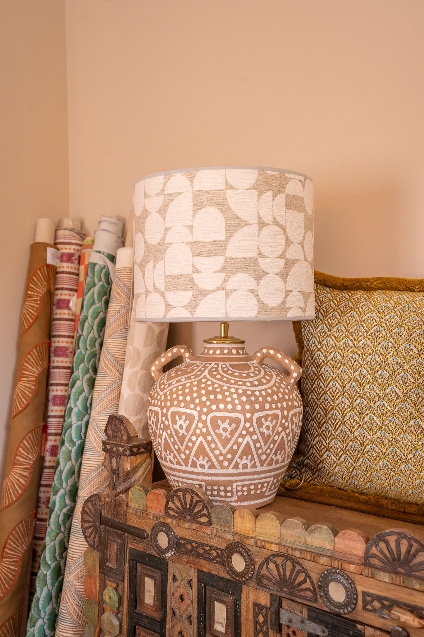 Lamp Nura en lampenkap Sienna EMMS Studio sfeer