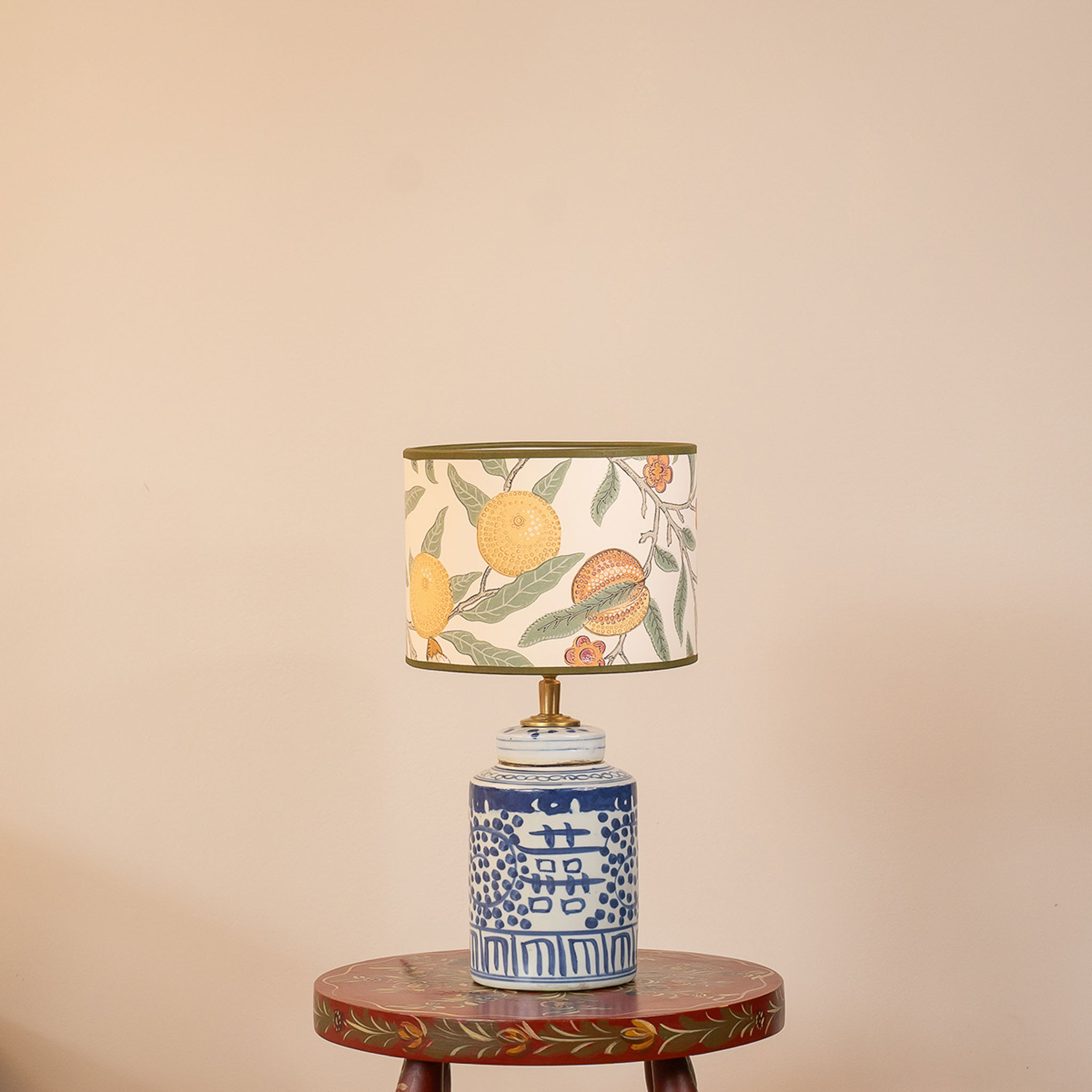 Lemoria lampenset met citroenen lampenkap en blauw-witte Lian lampenvoet. EMMS Studio