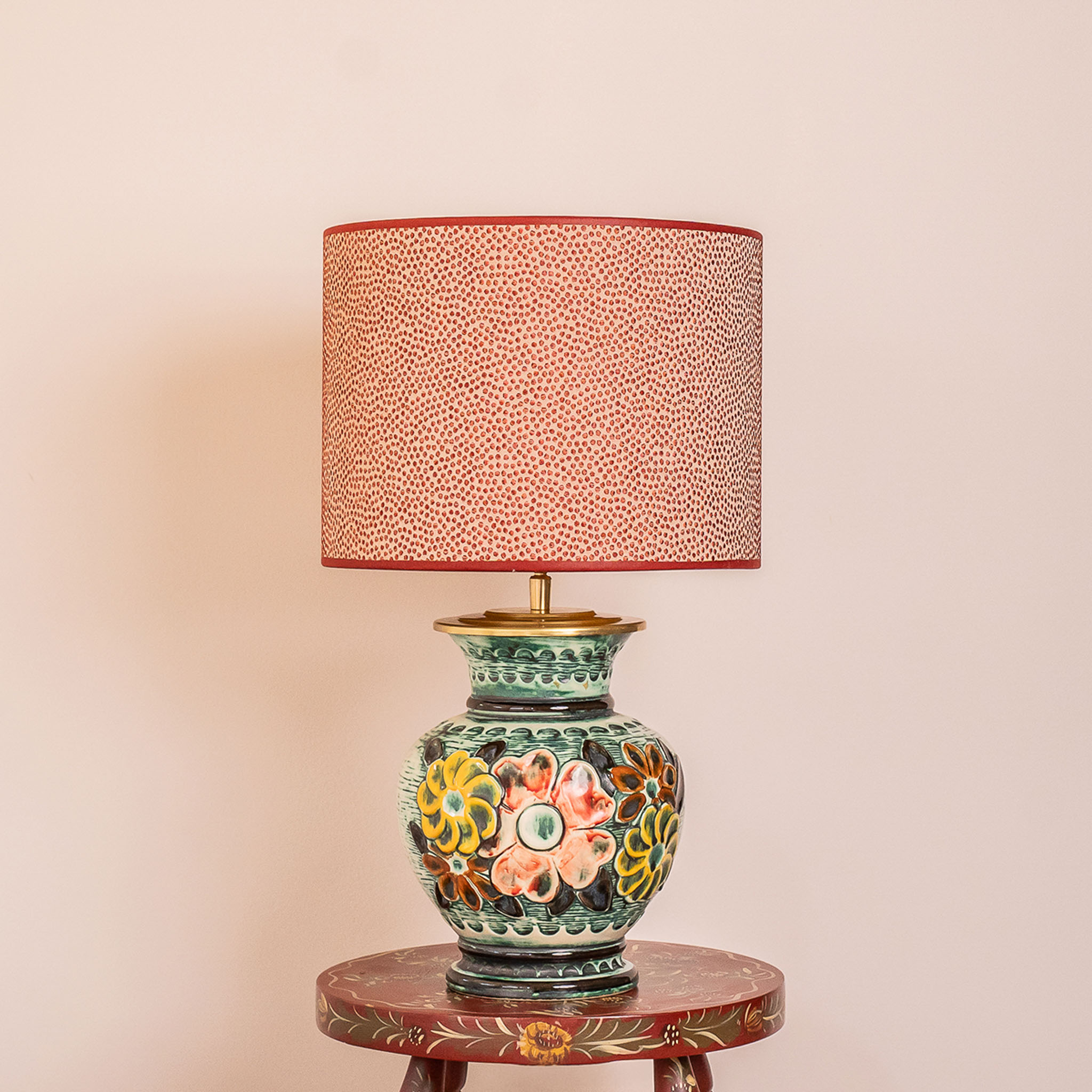 Opalite lampenset met Dots lampenkap en Fioretta keramieken voet. EMMS Studio