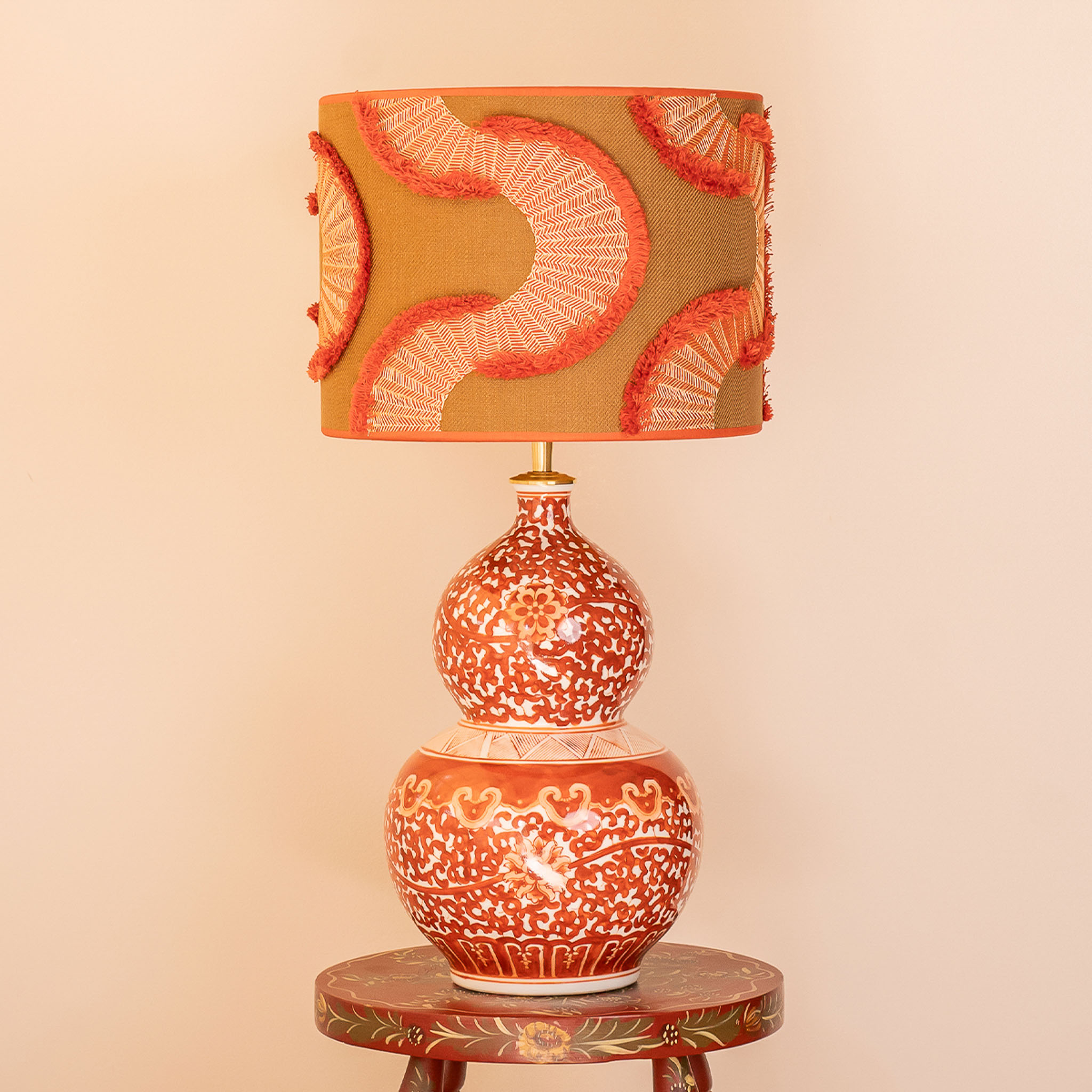 Rosa lampenset met Aurora Red kap en Florenza keramieken voet. EMMS Studio