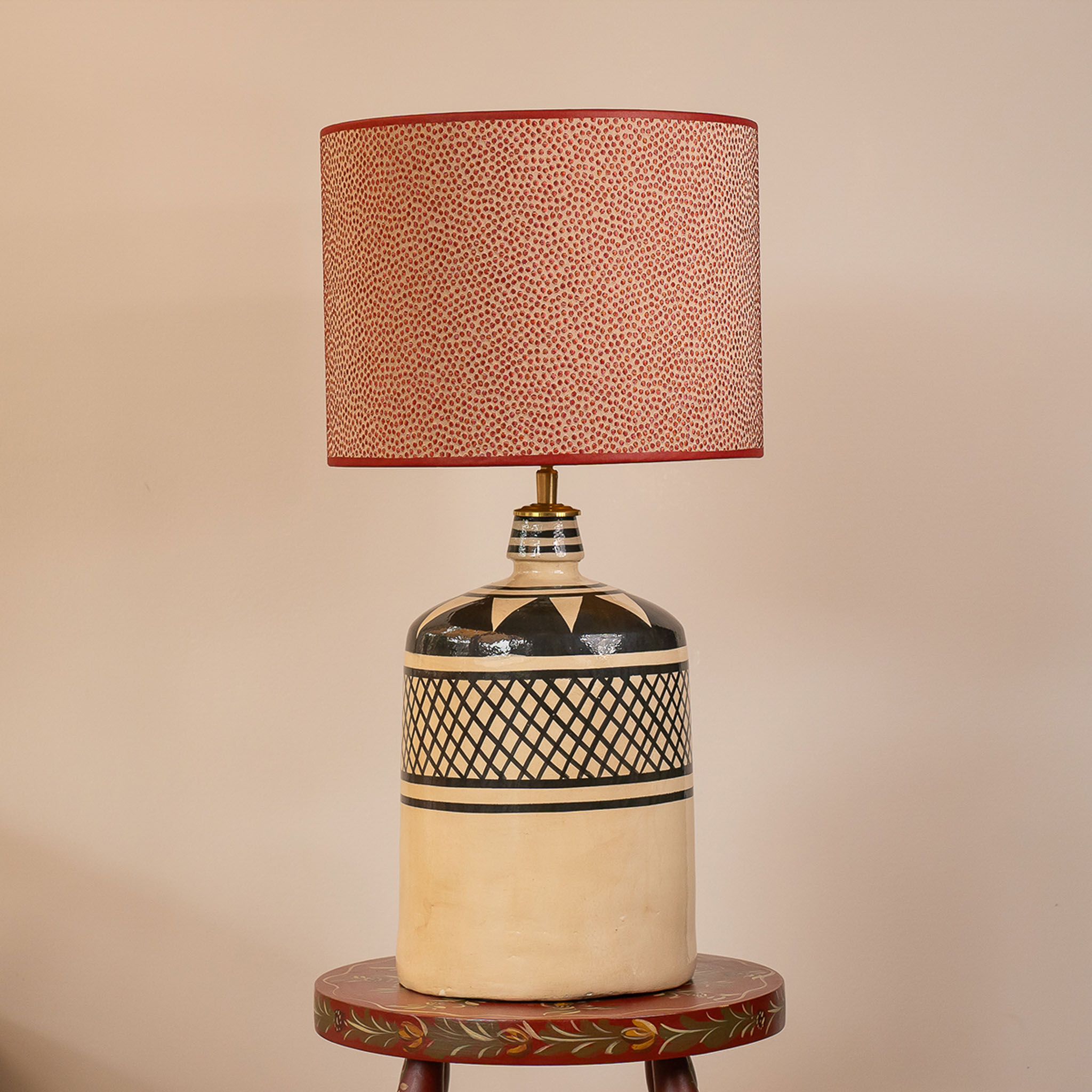 Saffron Tide lampenset met Dots lampenkap en Asha aardewerken voet. EMMS Studio