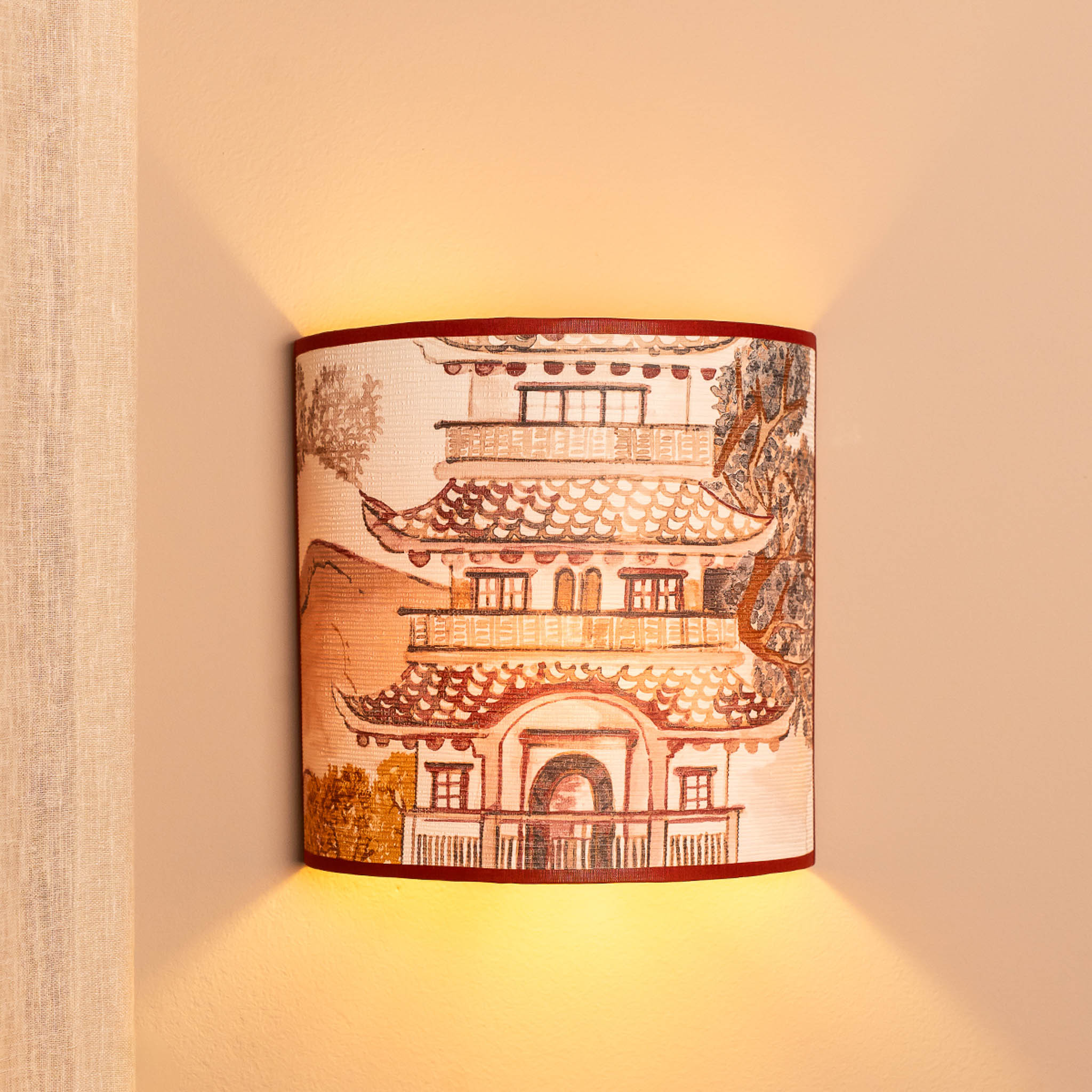 Wandlamp Komo licht aan EMMS Studio