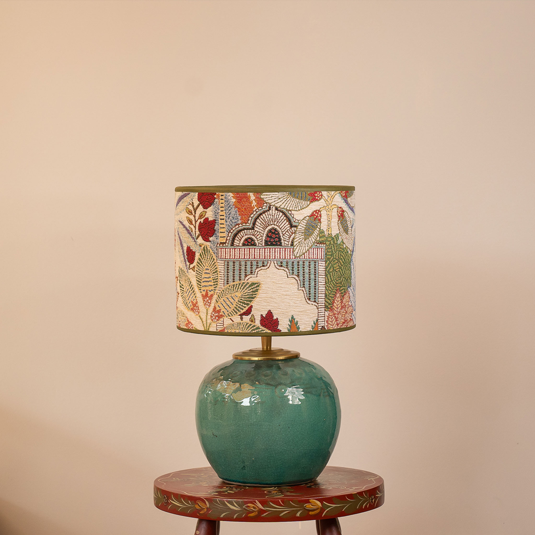 Botanical Vista combineert de kleurrijke Soraya lampenkap met de turquoise Aoki lampenvoet. EMMS Studio